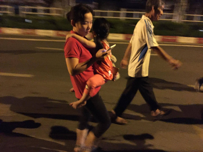 vu chay no gan cang sai gon nguoi gia tre nho hoi ha om tai san chay ra ngoai cho dap lua