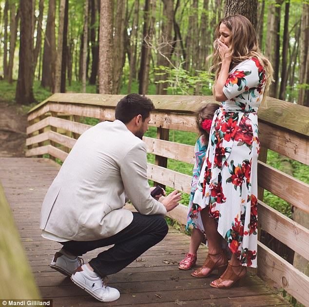 chang trai 29 tuoi cau hon be gai 5 tuoi va cau chuyen cam dong phia sau