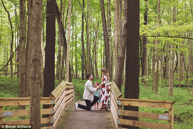 chang trai 29 tuoi cau hon be gai 5 tuoi va cau chuyen cam dong phia sau