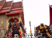 tuong transformers khong lo cao 8m dat tai cong chua o thai lan khien du khach thich thu