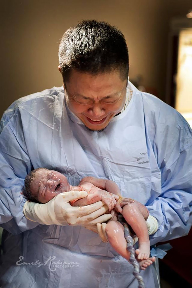 20 khoanh khac cac ong bo bat khoc khi don tay thien than nho chao doi sau bao ngay mong doi