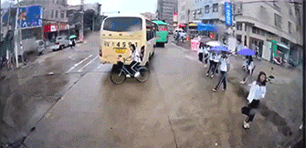 phan ung qua nhanh nu sinh thoat chet than ky ngay truoc mui container khi kip thoi quay dau xe dap trong giay lat