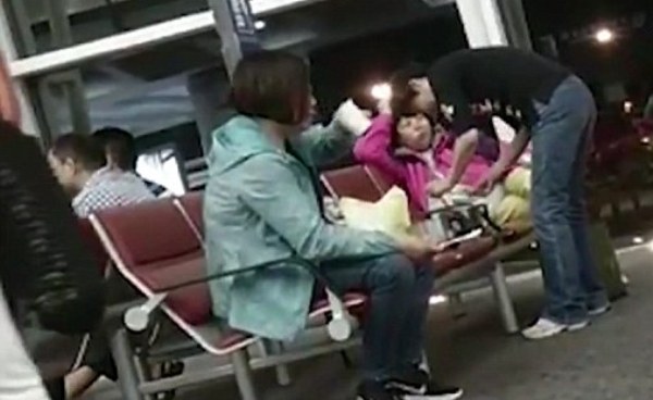 nhom du khach trung quoc bac noi nau mi tom ngay giua san bay