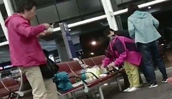 nhom du khach trung quoc bac noi nau mi tom ngay giua san bay