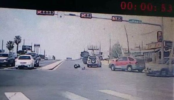 video khong duoc me that day an toan be trai 1 tuoi bi hat vang tu xe hoi xuong duong