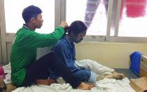 buc anh de thuong ve chang trai ngoi tet toc cho nguoi yeu bi thuy dau yeu la luon ben nhau ca khi xau xi nhat