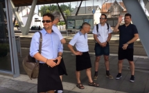 bi cam mac quan lung nhung nguoi dan ong nay da quyet dinh chon mac vay de di lam