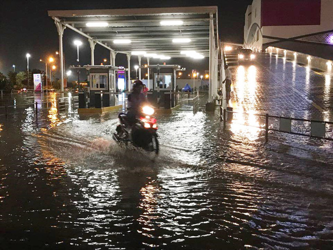 ha noi mua rao va dong bai do xe o sieu thi aeon mall long bien ngap nuoc