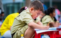 khoanh khac cau hoc tro nho meu mao vi khong lam duoc bai thi khien dan mang tan chay