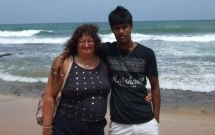 tin tuong vao phi cong kem 33 tuoi may bay ba gia nhan cai ket dau long khi bi lua ca tinh ca tien