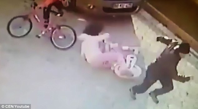 nguoi dan ong bi bat giu sau khi cam gach bat thinh linh dap vao dau be gai giua duong