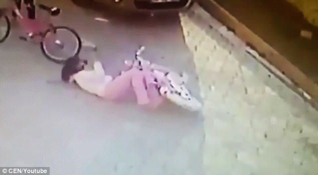 nguoi dan ong bi bat giu sau khi cam gach bat thinh linh dap vao dau be gai giua duong