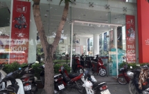 chuoi cua hang xe may o nghe an bi nem mam tom va nhot thai