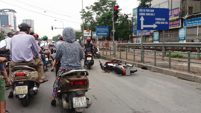 ha noi va cham voi o to hai thanh nien di xe may vang xuong duong nguy kich