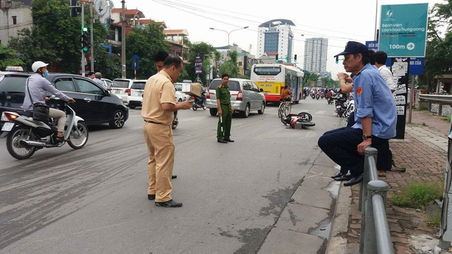 ha noi va cham voi o to hai thanh nien di xe may vang xuong duong nguy kich