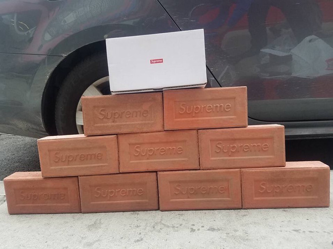 ban kep giay dat gap 30000 lan binh thuong prada lanh tron gach da tu mang xa hoi