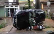 ha noi o to mat lai lat nghieng xuong duong de nat dau xe may 1 nguoi phu nu bi thuong nang