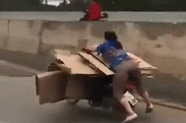 tiec tien thue van chuyen nguoi phu nu trung quoc vua lai xe may vua lam xiec giua duong