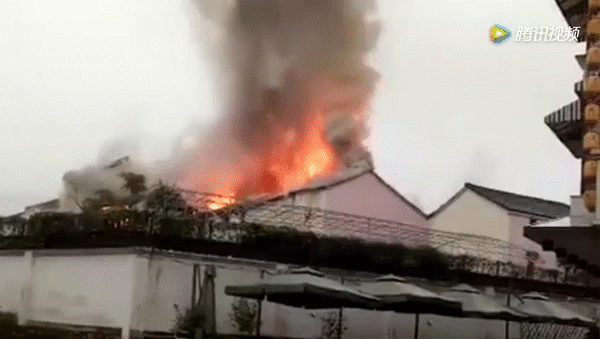 chuyen that nhu dua chay nha o truong quay hoanh diem nguoi dan tuong dang quay phim nen chang ai them bao canh sat