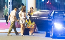 em gai cam ly ve tham viet nam bang chuyen co rieng