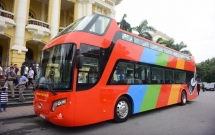 can canh xe buyt 2 tang mui tran phuc vu khach du lich o ha noi