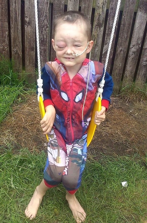 dung chut suc luc cuoi cung truoc khi ra di mai mai vi ung thu thien than nhi goi ten ong ba bo me roi noi chup anh di bo me oi