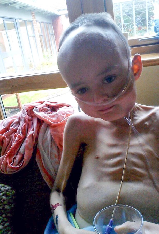 dung chut suc luc cuoi cung truoc khi ra di mai mai vi ung thu thien than nhi goi ten ong ba bo me roi noi chup anh di bo me oi