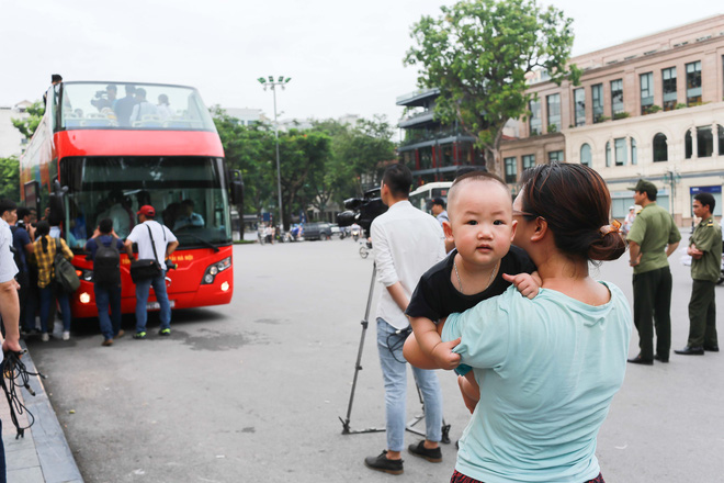 xe buyt 2 tang doc dao dau tien o ha noi phuc vu khach du lich