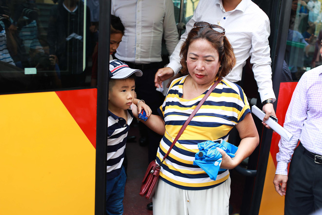 xe buyt 2 tang doc dao dau tien o ha noi phuc vu khach du lich