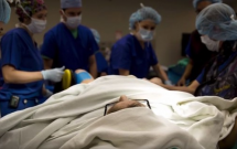 lay dua be ra bac si bang hoang nhin thay thu nay trong o bung nguoi me ngay lap tuc ho phai quyet dinh