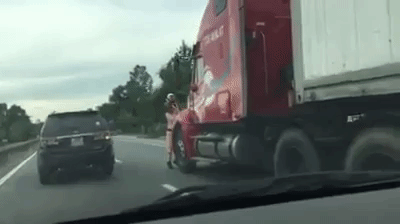 clip csgt bam dau xe container bi tai xe danh lai hat xuong duong