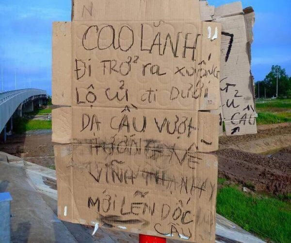 hang tram xe o to lan luot quay dau va chay nguoc chieu vi nham duong duoi chan cau cao lanh