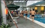 dau lo ng be 5 tuoi duoi nuoc khi theo me dang ky hoc boi tai ha noi