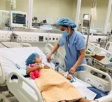 chi em song sinh bat coc ve nau an mot nguoi ngo doc tu vong