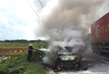 xe 4 cho bat ngo chay rui tren quoc lo 18