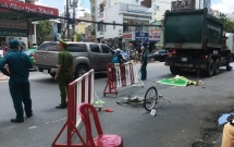 va cham voi xe cho bun rac nguoi phu nu di xe dap chet tham o sai gon