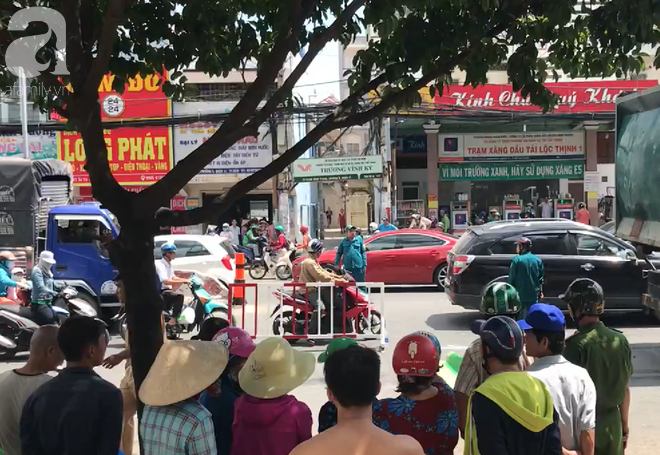 tphcm va cham xe cho rac nguoi phu nu di xe dap bi cuon vao gam tu vong thuong tam