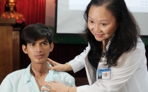 bac si viet cuu chang trai campuchia 2 nam troi khong noi khong tho duoc bang mui