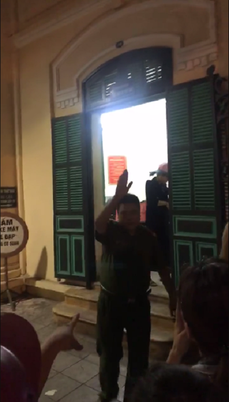 xuat hien clip hot girl bella tha loi con tren pho di bo bi cong an quan hoan kiem moi ve tru so