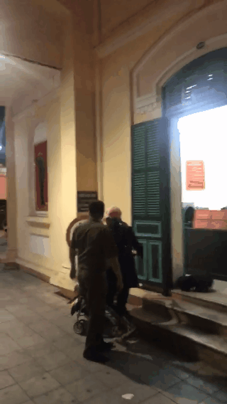 xuat hien clip hot girl bella tha loi con tren pho di bo bi cong an quan hoan kiem moi ve tru so