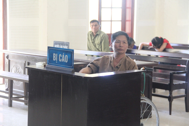 dang dieu tri trong benh vien thay be gai 11 tuoi bi thieu nang ga dan ong u60 du do gio tro doi bai ngay tren giuong benh