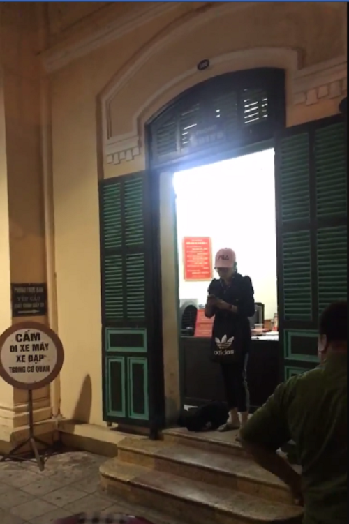 hai me con hot girl bella da duoc chuyen den trung tam bao tro xa hoi thanh pho ha noi