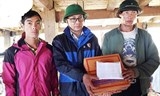 nguoi hung trong mua lu tay bac