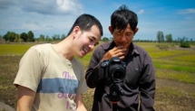 cung nong dan lam phim di thi