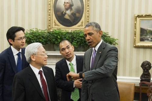 bat mi ve chiec dong ho tren co tay tong thong hoa ky obama