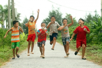 Trẻ thôn quê vắng mẹ - những hệ lụy