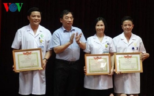 19 y bac sy bv phu san ha noi deu am tinh voi hiv