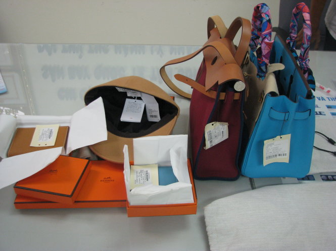 mot viet kieu mang hang di roi mang ve de gian lan thue