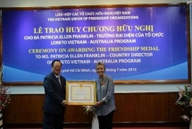 nguoi phu nu uc 20 nam gan bo voi tre em ngheo viet nam