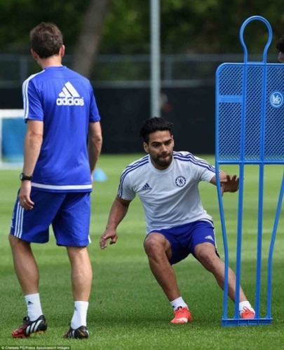 falcao san sang cho thu thach moi tai chelsea